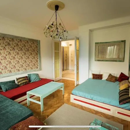 Cosy Art Flat In Downtown Apartment