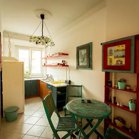 Cosy Art Flat In Downtown Apartment